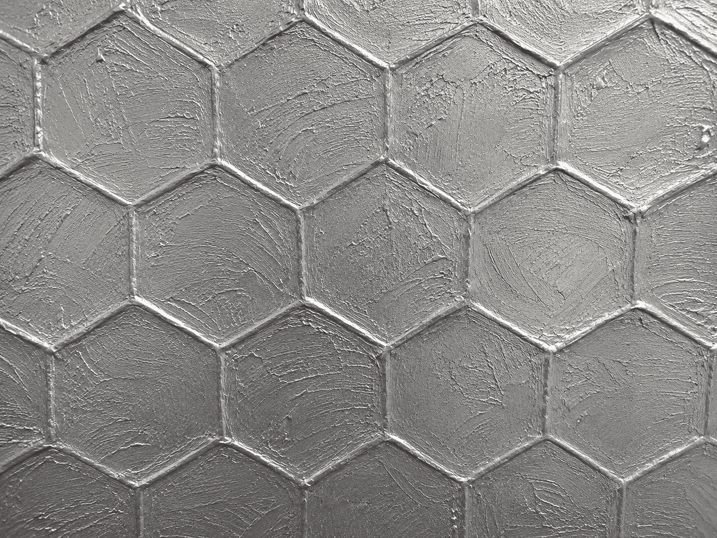 Wandornament met zilveren reliëf in hexagonpatroon